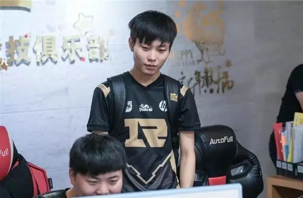 进球背后的 进球背后的